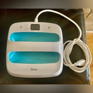 Cricut Easy Press CHP1800 9"x9" Heat Press Machine Blue W/Base W/ Heat Mat